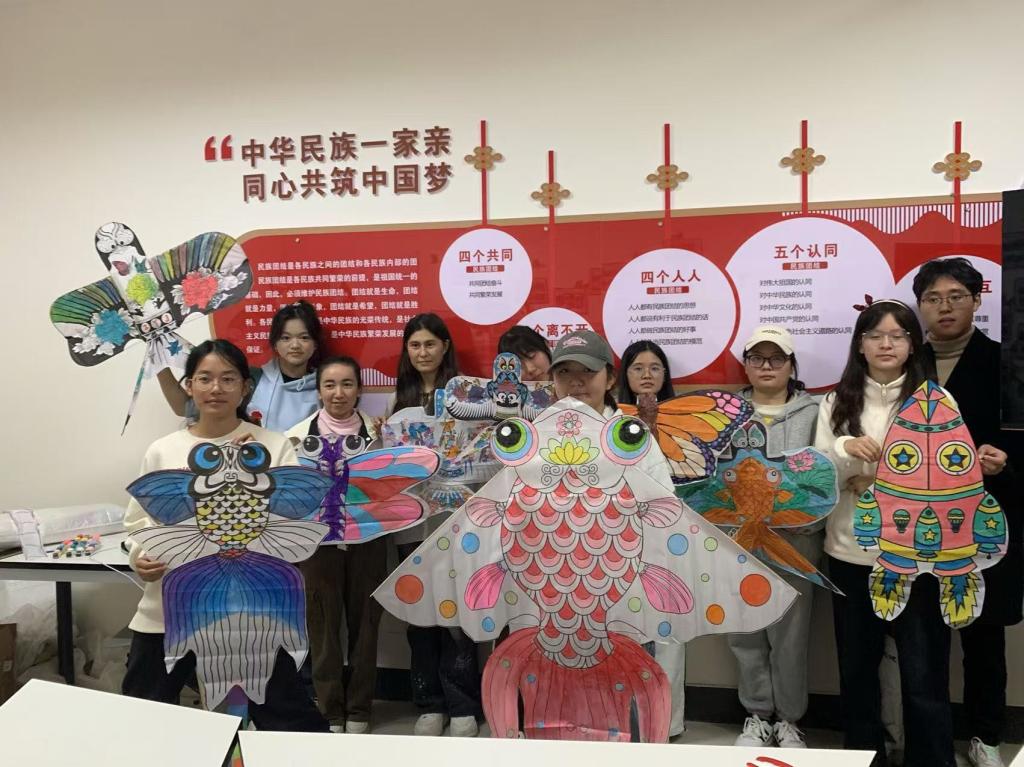 放飛夢想，共繪青春——我校組織學生開展“一站式”紙鳶藝術體驗活動